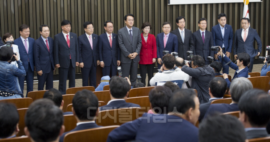 새누리당 20대 국회 원내대표를 비롯한 원내대표단이 9일 오후 국회에서 열린 새누리당 20대 총선 당선인대회에서 참석자들의 추인을 받은 뒤 인사하고 있다. 유동일기자 eddieyou@